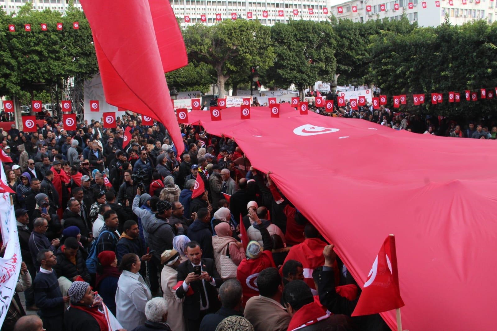 في إحياء الذكرى 15 لثورة 17 ديسمبر..   رفض للتدخلات الأجنبية.. ودعم لرئيس الجمهورية